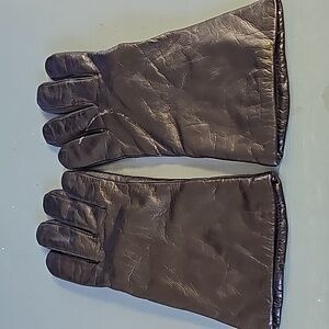 Women's leather driving gloves. Black size large. Very good used condition. Soft